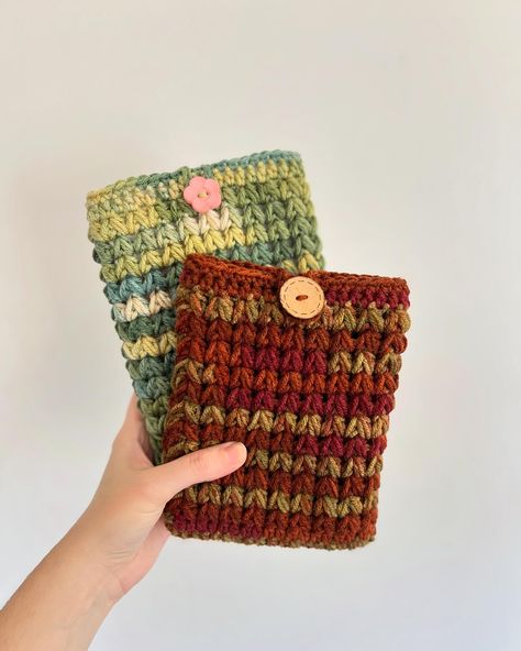 I’ve seen these kindle/book sleeves for awhile now and FINALLY caved and had to make some 🥰 I actually have a third done and a fourth on my hook after these photos were taken 🫣 Been dealing with some health stuff so I haven’t been able to finish some patterns in the works or make YouTube vids but I’m feeling better and am excited to get some patterns out to you guys! Pattern: Meadow Kindle/Book Sleeve from @ltkcuties Yarn: I Love This Yarn in “Spring Green” and “Autumn Stripe” • • • • • • ... Crochet Book Holder, Book Sleeve Crochet, Crochet Book Sleeve, Kindle Pouch, Crochet Book Cover, Book Sleeves, Loom Knitting Projects, Crochet Book, Book Safe