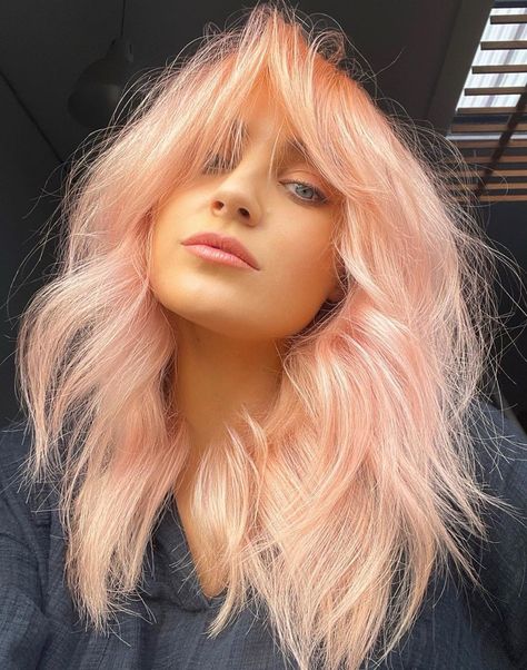 Pastel Pink Hair for Summer Pink Hair Streaks, Peach Hair Colors, Bob Hair Color, Bold Hair Color, Peach Hair, Pastel Pink Hair, Spring Hair Color, Strawberry Blonde Hair, Hair Color Pink