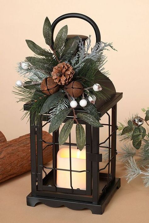 Christmas Lantern Decor Ideas, Christmas Lantern Ideas, Lantern Christmas Decor, Lantern Christmas, Classic Christmas Decorations, Lantern Ideas, Beautiful Christmas Decorations, Christmas Arrangements, Christmas Lanterns