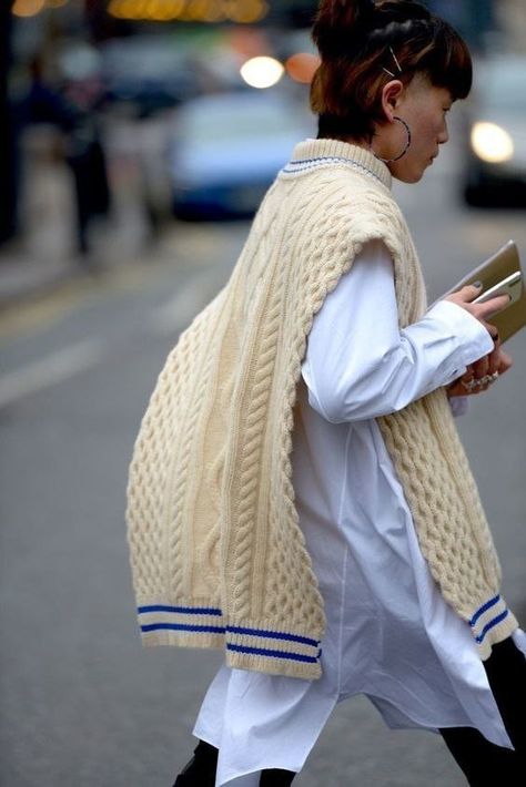 Shawl Outfit, Knitted Vest, Street Style Trends, The Best Street Style, Best Street Style, 가을 패션, Cool Street Fashion, Style Streetwear, Mode Vintage