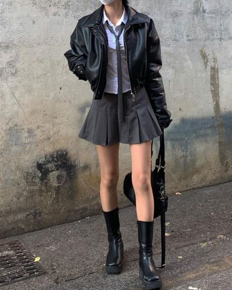 Gray Skirt Outfit Winter, Gray Skirt Outfit, Skirt Outfits Korean, Minimalistic Outfits, Japan Outfit, Winter Skirt Outfit, Todays Outfit, Really Cute Outfits, Outfit Inspo Fall