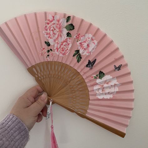 New Chinese Pink Rose & Butterfly Fan~ So Nice~ Victorian Fan, Ap Lang, Chinese Fans, Rose Butterfly, Painted Fan, Chinese Fan, Antique Fans, Knit Leg Warmers, Pastel Outfit