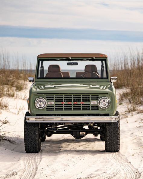 My love of Ford Broncos. 🇺🇲 #fordbronco #bronco #x #ford #classicbronco #offroad #earlybronco #f #vintagebronco #fordtrucks #fordbroncodaily #fordsofinstagram #classictrucks #trucks #fordnation #rc #fordtruck #earlybroncodrivers #fullsizebronco #classicfordbronco #obs #vintage #fordf #lifted #classiccars #dentside #builtfordtough #fordbadlands #classicfordbroncos #truck #bhfyp #fordtough #fordraptor Bronco Ford Vintage, Vintage Bronco Ford, Ford Artwork, Green Ford Bronco, Ford Bronco Vintage, Ford Bronco 1996, Vintage Ford Bronco, Vintage Bronco, Bronco Truck