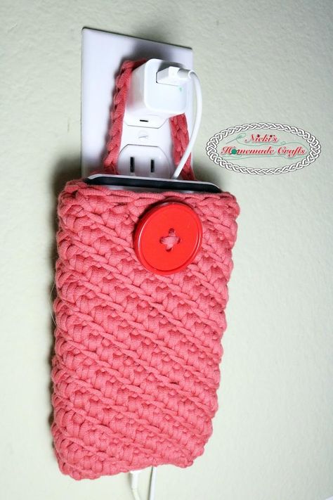 "I decided to create a cell phone pouch that not only protects my phone from dirt and possible small damages such as scratches, it also have another purpose." Cell Phone Charger Holder, Crochet Phone Cover, Pochette Portable, Phone Case Holder, Crochet Phone Cases, Crochet Mobile, Phone Charger Holder, Phone Deals, Cell Phone Pouch