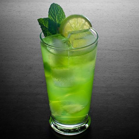 Es Mojito, Green Cocktails, School Cafe, Sugarcane Juice, Cocktails To Try, Mojito Cocktail, Mixed Drinks Alcohol, Mojito Recipe, Rum Cocktail