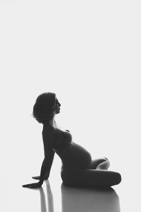 Pregnet Photoshoot Ideas, Pregnet Pictures Photography, Naked Pregnancy Photoshoot, Maternity Shoot Ideas Indoor, Naked Maternity Shoot, Modern Maternity Shoot, Black And White Maternity Shoot, Home Maternity Photography, Bump Shoot