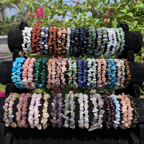 Chip Jewelry, Crystal Chip Bracelet, Girly Bracelets, Crystal Bead Jewelry, Bangles For Women, Wrist Jewelry, Jewelry Accessories Ideas, Crystal Healing Bracelets, Chip Beads