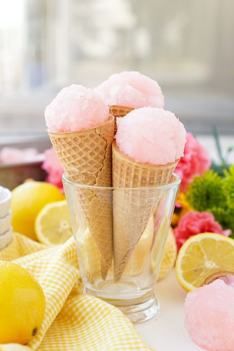 This Pink Lemonade Sorbet is a vibrant and fun no-churn summer treat. Just a little bit of hands-on work and let your freezer do the rest! Lemonade Sorbet, Summer Dessert Table, Grapefruit Recipes, Sorbet Is, Puppy Chow Recipes, Snack Smoothie, Ice Cream Pops, Dessert Aux Fruits, Yummy Ice Cream