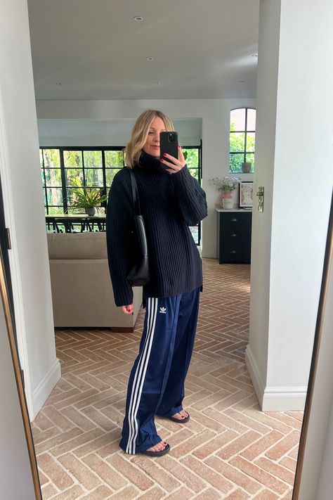 Flared Track Pants Outfit, Navy Adidas Pants Outfit, Tracksuit Pants Outfit Women, Adidas Bottoms Outfit, Adidas Tracksuit Pants, Styling Track Pants Women, Adidas Track Pants Outfit Winter, Adidas Track Pants Outfit Aesthetic, Adidas Pants Outfit Winter