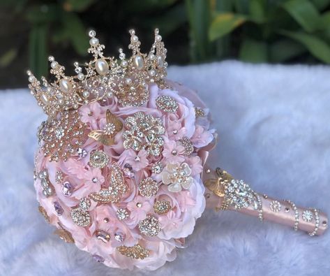 Pink And Gold Quince Tiara, Blush Quinceanera Decorations, Quinceanera Accessories Pink, Crown Quinceanera Theme, Quince Money Box Ideas Pink, Rose Gold Quinceanera Cake Ideas, Royal Quinceanera Theme Pink, Sweet 16 Rose Gold Dress, Blush Pink Quinceanera Nails