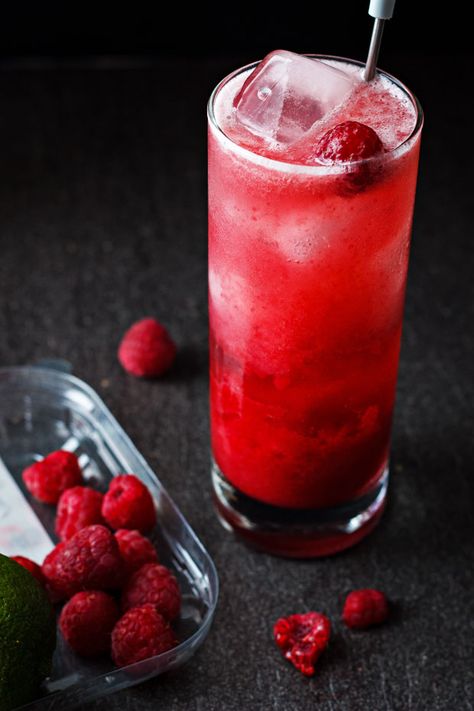 Raspberry margarita cocktail —Stunning for a holiday party or get together; unless you just want a break after a busy week! eatwell101.com Raspberry Margarita Recipe, Berry Margarita, Peach Bellini Cocktail, Frozen Peach Bellini, Raspberry Margarita, Raspberry Cocktail, Yummy Cocktails, Red Things, Liquid Courage