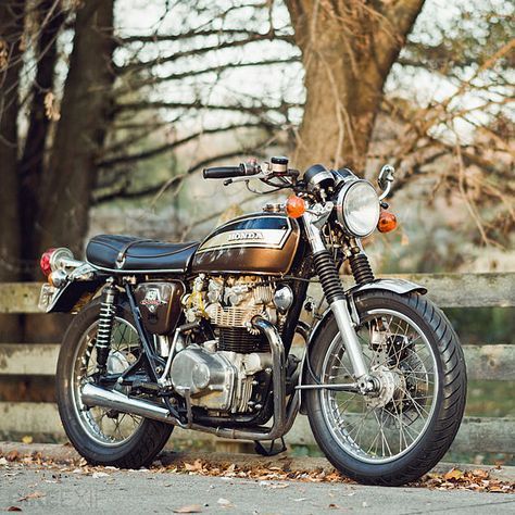 Honda CB450 custom motorcycle Cb 450 Cafe Racer, Honda Cb300r, Classic Honda Motorcycles, Cb 450, Soichiro Honda, Moto Scrambler, Motos Honda, Cafe Bike, Motorcycle Shop