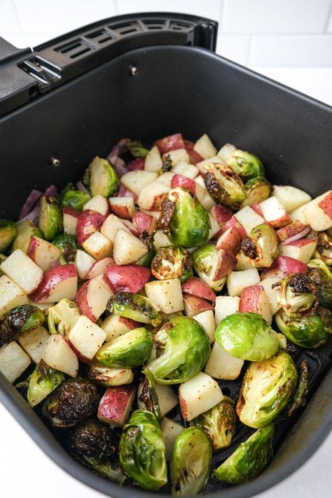 Air Fryer Potatoes And Brussel Sprouts, Air Fry Brussels Sprouts, Air Fryer Bussell Sprouts Recipes, Roasted Red Potatoes And Brussel Sprouts, Mini Brussel Sprouts Recipe, Fresh Brussel Sprout Recipes Air Fryer, Brussels Sprouts Recipe Air Fryer, Air Fryer Brussel Sprout Recipes, Roasted Potatoes And Brussel Sprouts