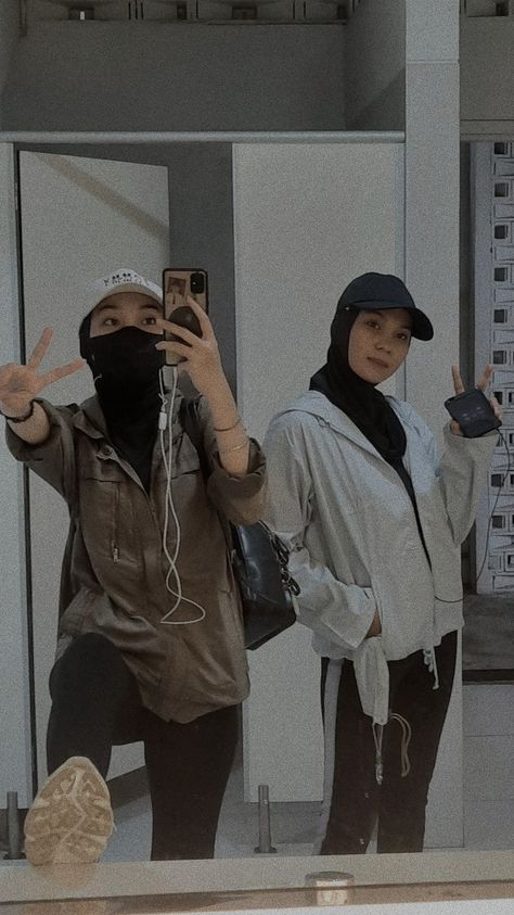 #hijab #ootd #olahraga #jogging #outer #black #outfit #innerjilbab #topi #gbk Ootd Topi Hijab, Ootd Topi, Hijab Running Outfit, Outfit Jogging Hijab, Style Jogging Hijab, Ootd Sporty Hijab, Ootd Jogger Pants Hijab, Outfit Olahraga Hijab Training, Ootd Hijab Olahraga