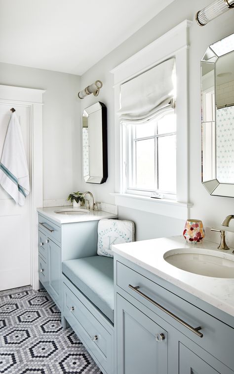 This sweet Jack and Jill bath is shared by the guest room and the child’s room. It is the perfect opportunity to add some resale value and function. We love that Architectural Ceramic’s marble floor too! Photo: Stacy Zarin Goldberg Galley Bathroom, Window Farmhouse, Jack N Jill Bathroom Ideas, Makeover Kamar Mandi, Bathroom Bench, Custom Bathroom Cabinets, Beach Style Bathroom, Farmhouse Bathroom Design, Small Bathroom Vanities