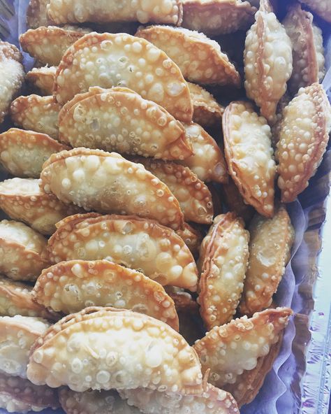 Cape Verdean pastel/pastéis are a must at any CV gathering! Cape Verdean Food, Cabo Verde Food, Cape Verdean Recipes, Antigua Island, Pastel Recipe, Cape Verde Food, Rhode Island Food, Verde Recipe, Cabo Verde