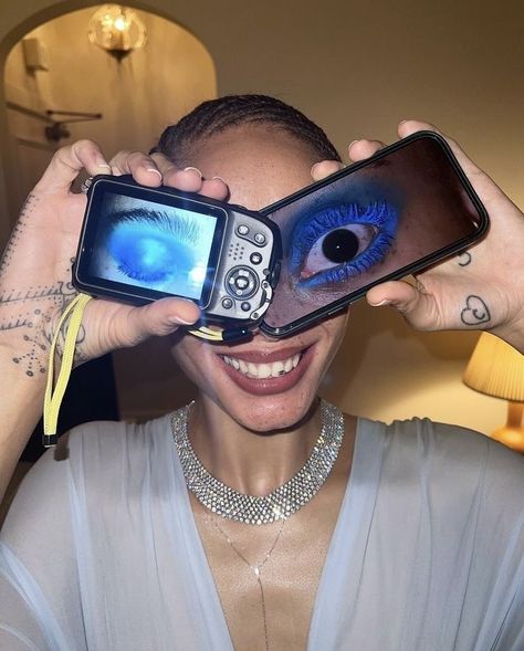 Pose For Selfie, Snap Selfie, Adwoa Aboah, Poses Selfie, Urban Trends, Creative Photoshoot Ideas, Makeup Idea, Photoshoot Concept, Fly Girl