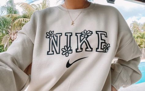 Crewneck Aesthetic, Sweatshirts Nike, Beige Crewneck, Nike Crew Neck, Vintage Nike Sweatshirt, Nike Crewneck, Sweatshirt Trendy, Diy Sweatshirt, Gildan Sweatshirt