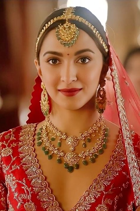 Kiara Advani Bridal Look, Sabyasachi Bride Makeup, Bridal Jewellery Indian Latest, Lehenga Bride, Bridal Makeup Videos, Hairstyle Bride, Indian Bride Poses, Deepika Singh, Indian Eyes