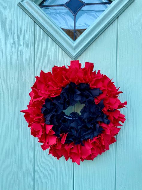 Remembrance Wreath Diy, Tulle Poppy Wreath, Rememberence Day Wreath For Kids, Big Poppy Wreath, Remembrance Door Wreath, Rag Wreath, Wreath Ideas, 4th Of July Wreath, Poppies