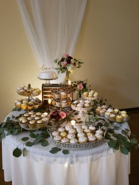 Cupcake table - eucalyptus,  roses and hydrangea. Cupcake Tower Ideas, Cupcake Roses, Candy Bar Decoracion, Cakes Purple, Wedding Cupcake Tower, Rustic Wedding Cakes, Wedding Cake Centerpieces, Cupcake Towers, Cake Rustic