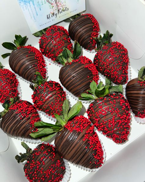 Simple Chocolate Covered Strawberries Ideas, Chocolate Strawberry Decorations, Chocolate Dipped Strawberry Designs, 6 Chocolate Covered Strawberries, Chocolate Covered Fruit Bouquet, Chocolate Covered Strawberries Ideas Men, Red And Black Strawberries, Strawberries Covered In Chocolate Ideas, Chocolate Covered Berries