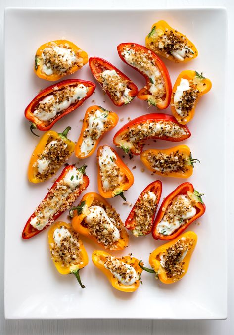 Stuffed Mini Peppers Picture Mini Peppers Recipes, Mini Peppers, Stuffed Mini Peppers, Appetizers Easy Finger Food, Stuffed Banana Peppers, Perfect Appetizers, Christmas Appetizers, Best Appetizers, Small Bites