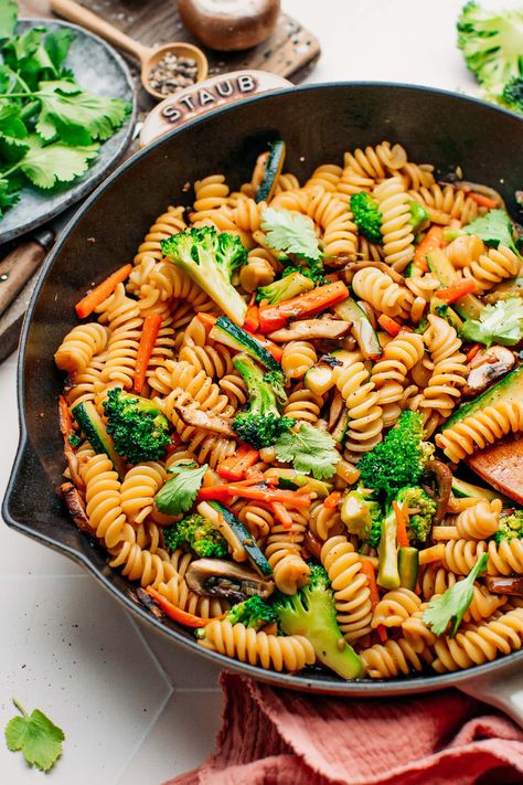 Pasta Stir Fry Veggies, Stir Fry Pasta Recipes, Pasta Stir Fry Recipes, Pasta With Carrots, Pasta Stir Fry, Stir Fry Pasta, Easy Vegan Pasta, Stir Fried Vegetables, Fried Spaghetti