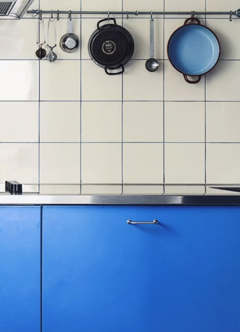 Westblom Krasse Arkitektkontor_Apartment_refurbishment_ymsenvägen_011 Colored Grout Kitchen, Stainless Steel Desk, Coloured Grout Kitchen, Cream Tiles Kitchen, Kitchen Grout Color, Cream And Blue Kitchen, Blue And Cream Kitchen, Blue Grout, Kitchen Grout