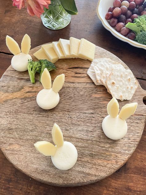 Babybel bunnies for the sweetest Easter charcuterie! Bunny Cheese Board, Easter Food Art Ideas, Easter Food Board, Easter Themed Charcuterie Board, Easter Themed Appetizers, Easter Cheese Board, Bunny Charcuterie Board, Charcuterie Board Easter, Easter Charcuterie Board Ideas