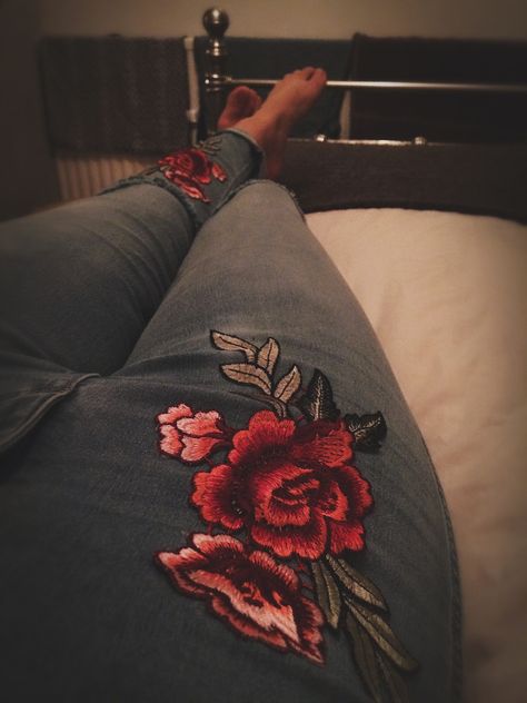 Diy embroidered jeans #roses #embroidery #momjeans Embroidered Jeans Diy, Teens Outfits, Embroidery Roses, Jeans Embroidery, Embroidery Rose, Roses Embroidery, Rose Jeans, Rose Embroidery, Embroidered Jeans