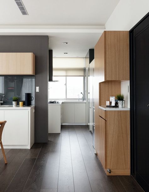 A view from the opposite side, showing the way the kitchen continues around the corner with more countertop space, an additional sink, and the cooking area. Asian Kitchen Design, Kitchen Design Gallery, Kitchen Words, Asian Kitchen, Popular Kitchens, Best Kitchen Designs, Kitchen Design Trends, Luxury Kitchen Design, Asian Decor