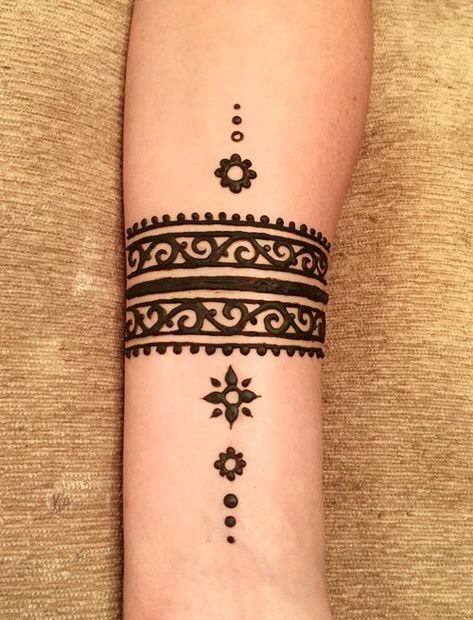 Mehndi Tattoos, Elegant Mehndi, Henna Doodle, Tattoos Neck, Personalized Tattoos, Elegant Henna, Henna Tattoo Design, Tattoos Fonts, Tattoos Back