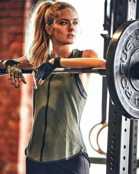 Women Fitness Photography, Gym Poses, Fitness Photo Shoot, Alica Schmidt, Gym Photoshoot, Gym Photo, Gym Photography, Fitness Shoot, Modele Fitness