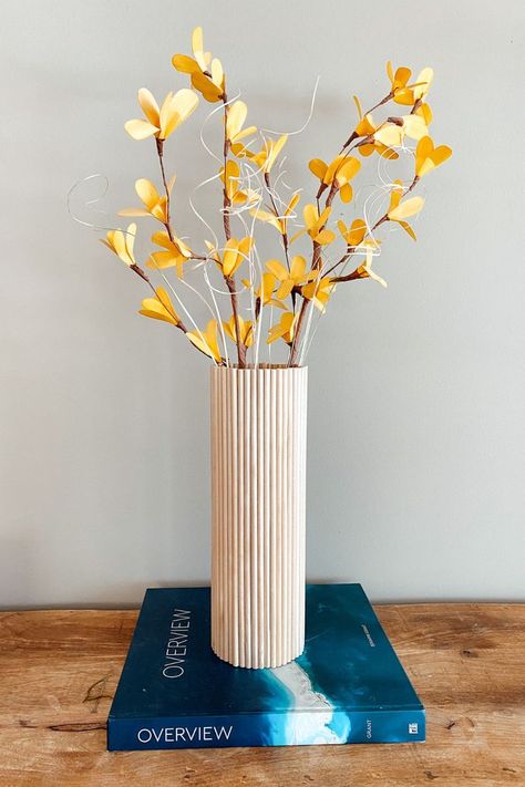 This DIY wood vase looks so expensive, but it cost less than $6 to make. Check out this step-by-step tutorial on exactly how to make it. Diy Tall Vase, Diy Crafts To Do At Home, Vase Ideas, Vase Diy, Woodworking Projects Unique, Wood Projects For Beginners, Diy Xmas Gifts, Unique Woodworking, Scrap Wood Projects