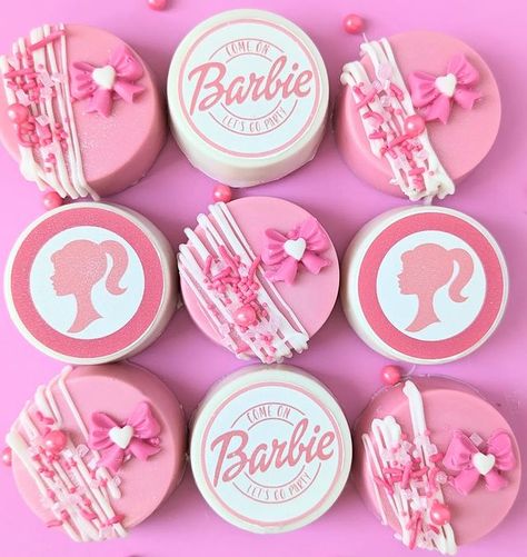 Barbie Cakesicles Ideas, Barbie Oreo Chocolate Covered, Barbie Chocolate Covered Oreos, Barbie Theme Cake Pops, Barbie Cakepops Ideas, Barbie Themed Treats, Barbie Birthday Treats, Barbie Cakepops, Barbie Treats Party Ideas