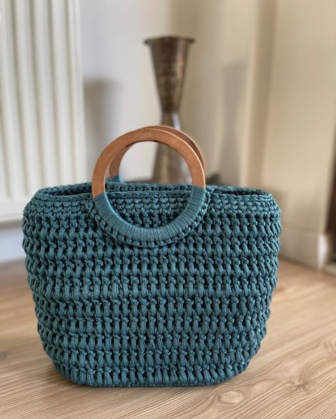 Wooden handle bag #handlebag #woodenhandle #bag #crochetbag #knittingbag #tutorial Crochet Bag Pattern Free Handbags, Crochet Bag With Wooden Handles, Easy Crochet Bag, Bridal Party Totes, Elegant Crochet, Bags Tutorial, Crochet Bag Pattern, Diy Pattern, Crochet Bags