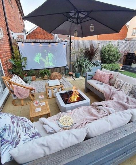 Backyard Movie Nights, Backyard Movie, Cozy Backyard, Backyard Inspiration, Casa Exterior, Dream Backyard, Outdoor Patio Decor, Backyard Patio Designs, Back Garden