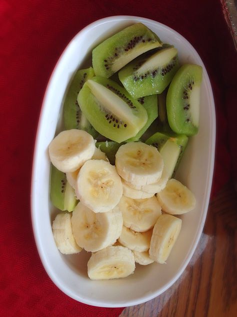 Kiwi and banana snack Kiwi And Banana, Banana Snacks, Lunch Prep, Healthy Eating Snacks, Packed Lunch, Prepped Lunches, Food Displays, Kiwi Fruit, Pack Lunch