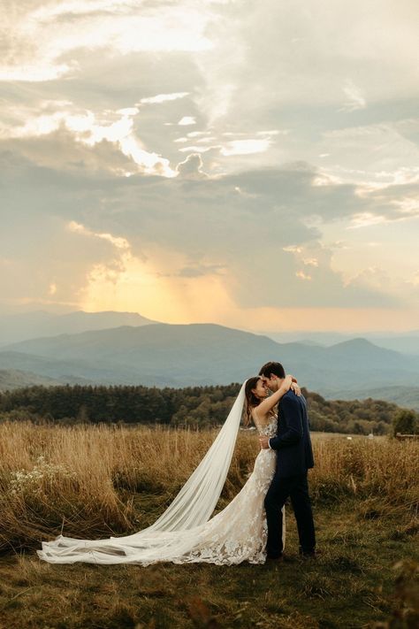 Sunset Mountain Wedding Pictures, Bridals In The Mountains, Easy Bride And Groom Poses, Bride And Groom Mountain Photos, Bride And Groom Field Photos, Wedding Photo Ideas Woods, Wedding Photos In Nature, Wedding Photo Mountain, Bride And Groom Pictures Sunset