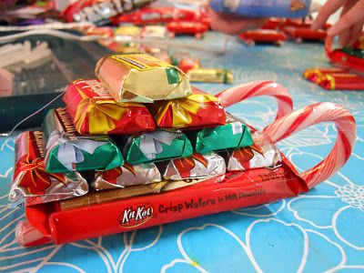 Candy Sleigh:  2 candy canes for runners.  KitKat as base.  10 Hershey's miniatures stacked in a pyramid.  Hot glue together, wrap in ribbon and look fabulous. Candy Sleigh, Candy Cane Sleigh, Christmas Cookies Gift, Easy Diy Christmas Gifts, Candy Crafts, Navidad Diy, Candy Bars, Easy Christmas Diy, Christmas Goodies