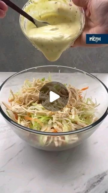 Andrea nariño on Instagram: "Síguenos ☺️🫶 @lizetnarino322 y dale Like ⚡️

En este video, te mostramos cómo preparar una deliciosa y nutritiva ensalada de pollo. 🥗✨

Aquí tienes algunos tips y beneficios de esta ensalada:

🍗 **Pollo**: Fuente de proteínas magras, ayuda a construir y reparar músculos.

🥬 **Lechuga**: Rica en fibra y vitaminas, mejora la digestión y mantiene la sensación de saciedad.

🥒 **Pepino**: Hidratante y bajo en calorías, mejora la digestión y aporta frescura.

🍅 **Tomate**: Alto en licopeno, un antioxidante potente que combate la inflamación.

🥑 **Aguacate**: Lleno de grasas saludables y vitamina E, mejora la salud de la piel y el corazón.

🍋 **Limón**: Rico en vitamina C, desintoxicante y refrescante.

🍽️ **Preparación**:
1. Cocina y desmenuza el pollo.
2. July 11, Salad Dressing, Salad Recipes, Salsa, Spaghetti, Yummy Food, Salad, On Instagram