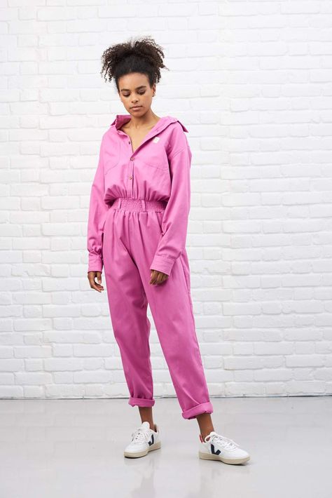 🌸🌺Pink vibes 🌸🌺 80s inspired boilersuit 🔥 Handmade ✔️Ethical ✔️Organic cotton 💯Dyed with certified low impact dye 🔥Even the coconut shell buttons are hand sewn on! 🔥Super soft, comfy AND flattering. Shop organic cotton boilersuits in loads of gorgeous colours now! #ethicalfashion #boilersuit #organiccotton #jumpsuit #summerstyle #outfitideas #sustainable Boilersuit Outfit, 80s Jumpsuit, 2020 Street Style, Lucy And Yak, Look Rose, Boiler Suit, Cotton Jumpsuit, 80s Style, Jumpsuit Outfit