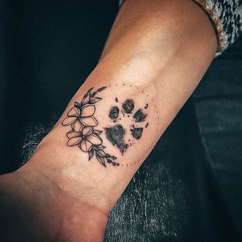 Dog Tattoos For Women, Dog Print Tattoo, Dog Memorial Tattoos, Pawprint Tattoo, Dog Paw Tattoo, Geometric Dog, Remembrance Tattoos, Paw Tattoo, Geniale Tattoos