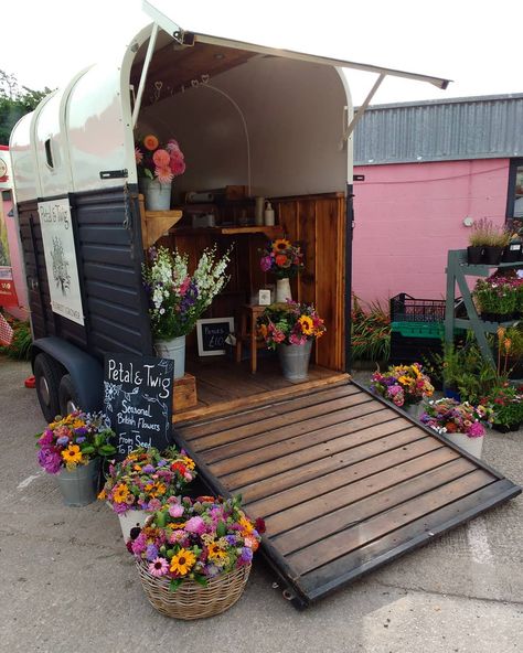 Flower Shop On Wheels, Flower Trailer Business, Horse Trailer Flower Cart, Flowers Shop Ideas, Mexican Flower Shop, Flower Trailer Shop, Portable Flower Stand, Mobile Flower Truck, Mobile Flower Cart