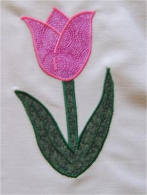 Using a satin stitch to enclose the edges of the fabric applique and add the details. How To Applique, Needle Turn Applique, Interfacing Sewing, Cushion Embroidery, Bird Applique, Tie Dye Crafts, Applique Templates, Bird Quilt, Applique Quilting