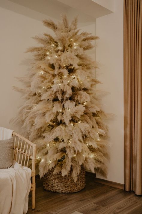 Christmas Tree Inspo Modern, Christmas Tree Ideas Pampas, Pampas’s Christmas Tree, Pampas Xmas Tree, Christmas Tree Pampas Decor, Christmas Tree Boho Ideas, Pampas Christmas Tree Topper, Pompass Grass Christmas Decor, Diy Pampas Christmas Tree