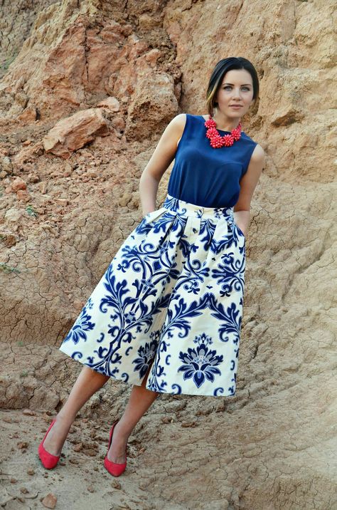 Elegant Blue Summer Skirt, Chic Blue Daywear Skirt, Blue And White Pattern Denim Skirt, Chic White Skirt With Floral Print, Blue Floral Skirt Outfit, White Skirt With Blue Flowers, Floral Skirt Outfits, Blue And White Outfits, Blue Floral Skirt