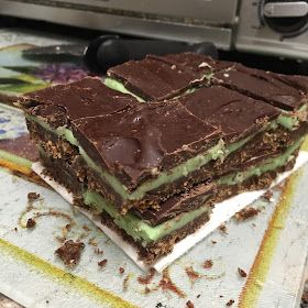 The more you know...: Crème de Menthe Squares Mint Bars, Mint Desserts, Birthday Extravaganza, Dessert Squares, Cream Cheese Mints, Christmas Candies, Delish Desserts, Chocolate Creme, Square Recipes