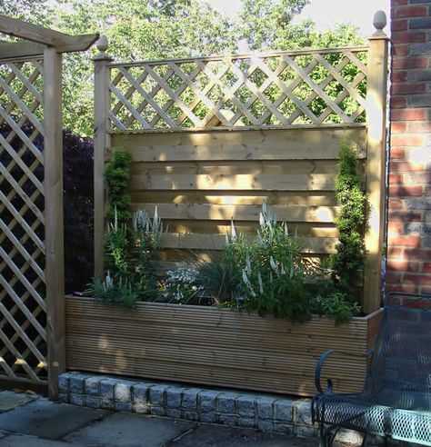 Sliding screen planter Hiding Bins In Garden, Hide Garden Shed Ideas, Disguise Garden Shed, Wheelie Bin Screen Ideas, Hide Wheelie Bin Ideas, Wheelie Bin Screen, Wheelie Bin Storage Ideas Front Of House, Bin Screening Ideas, Shed Screening Ideas